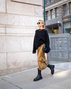 The Cool-Girl Way to Wear a Satin Skirt for Fall Rok Outfit, Mode Casual, Looks Street Style, Slip Skirt, Mode Inspo, 가을 패션, Autumn Outfit, Elie Saab, Looks Style