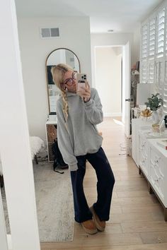 Comfy School Outfits, Cute Sweatpants Outfit, Mum Fashion, Sister Outfits, Love Aesthetic, Outfit Layout, Cozy Winter Outfits, Causal Outfits, Outfit Inspo Casual