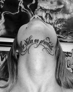 the back of a woman's neck with an inscription on it that reads la volta en grande