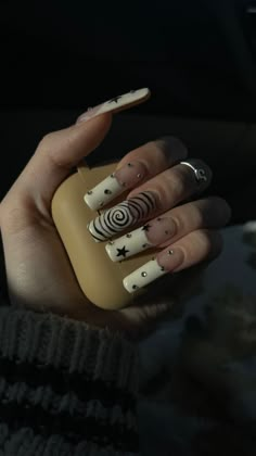 Pretty Nail Ideas Acrylic Black And White, Spiral French Tip Nails, Spiral Star Nails, Spiral Nail Designs, Black Spiral Nails, Nail Inspo Swirl, Punk Nails Acrylic, Spiral Nails Design, Hand Tattoos Stars