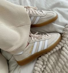 Adidas Gazelle Outfit, Samba Shoes, Adidas Handball Spezial, Adidas Handball, Trendy Shoes Sneakers, Preppy Shoes, Pretty Shoes Sneakers, Shoe Wishlist, Adidas Spezial