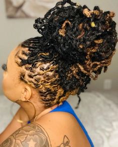 Faux Locs Blonde, Peekaboo Hair Colors, Short Locs Hairstyles, Haute Hair, Faux Locs Hairstyles, 4c Natural Hair, Dread Hairstyles, Girls Hairstyles Braids, Curly Hair Women