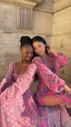 Blasian Besties, Emma Chamberlain, Clothes Casual, Pink Dresses, Jairzinho, Friend Photoshoot, Gigi Hadid, Dresses Short