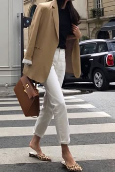 White Blazer Work, How To Wear White Jeans, Suede Accessories, How To Wear Shirt, Work Outfits Frauen, Jeans Outfit For Work, How To Wear Blazers, Minimalist Moda