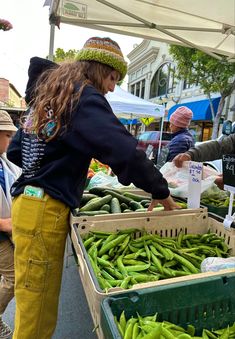 Granola Street Style, Farmers Outfit Women, Farmer Aesthetic, Farmers Market Aesthetic, Granola Fits, Surfergirl Style, Granola Style, Camila Morrone, Granola Girl