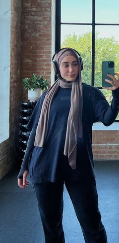 Leana Deeb Outfit, Hijab Gym Outfit, Leana Deeb, Modest Workout Clothes, Modest Workout, Gym Ootd, Hijab Sport, Micro Shorts, Gym Fits