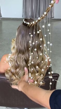 202M views · 93K reactions | Cascata de pérolas!!! | Cascata de pérolas!!! | By Jessica Carolinehair | Facebook Formal Hairdos, Side Ponytail Hairstyles, Hairstyle Ideas Easy, Actress Hairstyles, Tutorial Ideas, Hair Upstyles, Side Ponytail, Trendy Hairstyle, Easy Hairstyle