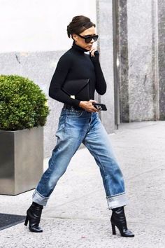 Easy Everyday Outfits, Victoria Beckham Jeans, Minimalist Moda, Beckham Style, Victoria Beckham Outfits, Casually Chic, Dress Better, Victoria Beckham Style, Victoria Fashion