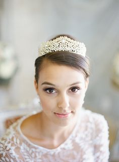 Bride wearing Tiara Tiara Gold, Swarovski Tiara, Crystal Wedding Tiaras, Crystal Crown Wedding, Regal Elegance, Crystal Bridal Tiaras, Pearl Tiara, Beautiful Tiaras, Boda Mexicana