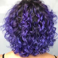 Mechas roxas: 30 fotos + 4 tutoriais para tirar o visual do óbvio Hair Inspiration Men, Curly Purple Hair, Cute Short Hair, Short Hair Inspiration, Men Short Hair, Hair Inspiration Short