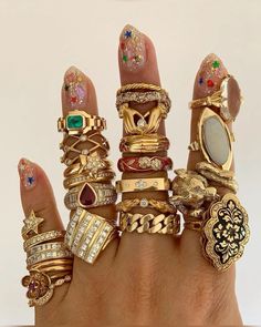 Big Gold Jewelry Aesthetic, Chunky Ring Aesthetic, Crystal Jewelry Outfit, Gold Rings Inspo Aesthetic, Chunky Gold Jewelry Rings, Gold Aesthetic Rings, Chunky Colorful Rings, Timeless Gold Rings, Chunky Gold Jewelry Vintage