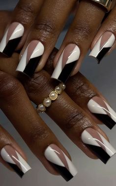 #blackandwhite #naildesign Acrylic Dip Nails, Nail Designs Bling, White Coffin Nails, Beauty Hacks Nails, Fingernail Designs, Square Nail Designs, Studded Nails, Classy Acrylic Nails, Acrylic Nails Coffin Short