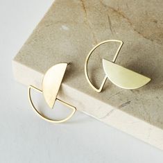 Two semicircles Statement Earrings: Bauhaus Art inspired Jewelry for her This contemporary earrings are a design inspired by the avant-garde of the Bauhaus, specifically, in the work of the artist Lazslo Moholy Nagy. Geometry and abstraction are the perfect concept for minimalist and simple jewelry design.  The earrings consist of two circular segments, one made of matte brass plate and the other being just the silhouette of a semicircle. An abstract and modern touch for any occasion. Like all m Modern Earrings With Unique Design For Gift, Modern Jewelry With Abstract Design For Gift, Modern Abstract Jewelry As A Gift, Modern Abstract Design Jewelry Gift, Simple Jewellery Designs, Earrings Cool, Avant Garde Jewelry, Moholy Nagy, Bauhaus Art