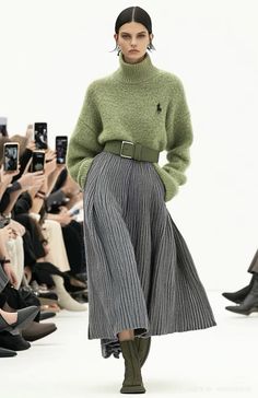 Skirt Street Style, Style Winter, Street Style Winter, Winter 2024, Short Skirt, Preppy Outfits, Runway Fashion, Fashion Inspo Outfits, Korean Fashion