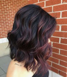 Hairstyles Vacation, Pelo Color Vino, Dark Red Hair, Red Highlights, Hair Color Ideas For Brunettes, Trendy Hair, Hair Color Balayage, Cool Hair Color, Hair Color For Black Hair