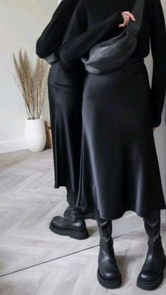 Diagonal Design, Stile Hijab, Skirt Tulle, Satin Midi Skirt, Looks Street Style, Nature Tattoos, All Black Outfit, Mode Inspo