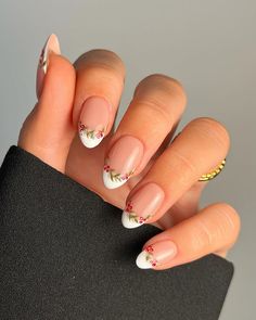 50 Classy Winter Nails to Inspire You Nail Art Noel, Subtle Nails, Cute Christmas Nails