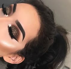 look Gold Makeup Looks, Gold Eye Makeup, Smink Inspiration, Beauty Make-up, Makijaż Smokey Eye, Gold Makeup, Make Up Looks, Makeup Goals, روتين العناية بالبشرة