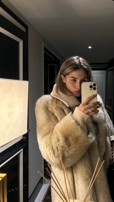 Beige Fur Coat Outfit, Beige Fur Coat, Vinter Mode Outfits, Coat Outfit, Winter Fashion Outfits