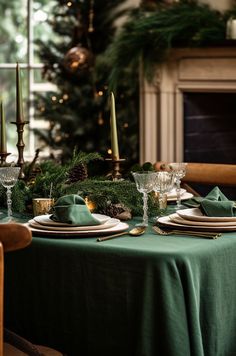 Forest green tablecloth and napkins Green Table Cloth Setting, Green Table Cloth Christmas, Classic Table Setting, Green Table Cloth, Bed Headboard Ideas, Tablecloth Napkins, Gold Tablecloth, Green Tablecloth, Headboard Ideas