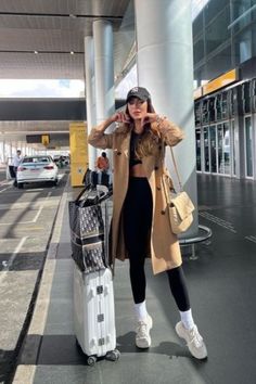 Ao viajar de avião, é importante estar confortável durante todo o percurso, mas isso não significa que você precise sacrificar seu estilo. Com as escolhas certas de looks, é possível conquistar um visual que seja tanto confortável quanto estiloso.  SAIBA MAIS..... Airport Outfit Winter, Madrid Outfits, Look Working Girl, Flight Outfit, Outfits Paris, Airplane Outfits, Outfits New York, Ny Outfits