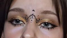 Witchy Eyeliner, Artsy Aesthetic Makeup, Hippie Eyeliner, Sleepover Makeup, Makeup Hippie, Senior Makeup, Hippy Goth, Flower Nymph