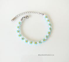 Blue Flower Bracelet | Daisy bracelet | Beaded bracelet | Seed bead | Dainty bracelet 🌼 ✨MATERIALS * Stainless steel clasp * Seed beads * Faux white pearls ✨ SIZE * Adjustable of 16cm + extension chain 6cm * Faux white pearl size = 4mm * Flower size = 6mm 💛 Visit my store for more handmade jewelry : handmadebyemilija.etsy.com 🌸 Instagram: @handmadebyemilija Blue Flower Bracelet, Bracelet Materials, Daisy Bracelet, Bracelet Pearl, Seed Bead Bracelet, Bracelet Dainty, Dainty Bracelet, Bracelet Beaded, Dainty Bracelets