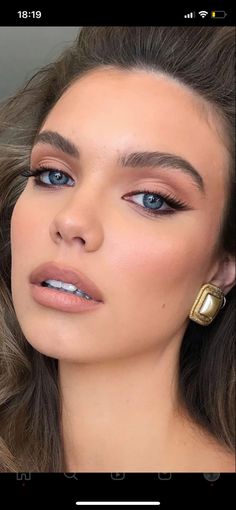 70s Inspired Bridal Makeup, Bridesmaid Makeup Champagne Dress, Make Up For Professional Headshots, Soft Glam Makeup Blue Eyes, Soft Glam Bridal Makeup Blue Eyes, Vintage Eye Makeup, Nightclub Makeup, Work Makeup Looks, Pretty Makeup Ideas