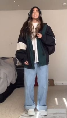 Windbreaker Outfit Winter, Aesthetic Windbreaker Outfit, Oversize Windbreaker Outfit, Cute Windbreaker Outfits, Outfits With Windbreakers, Retro Windbreaker Outfit, How To Style A Windbreaker, Cold Winter Outfits Aesthetic Grunge, Wind Breaker Outfit Aesthetic