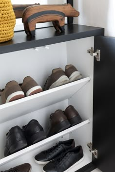 several pairs of shoes are sitting on shelves