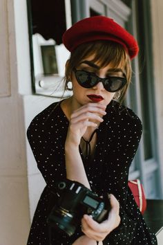 Popular Dress, Woman Tips, Hat Outfits, Dotted Dress, Red Beret, Cute Mini Dress, Mini Dress Outfits, Look Retro, Paris Mode