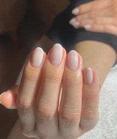 2024’s Trendy Summer Short Oval Nails: Gel & Acrylic Inspirations Sns Nails Wedding, Neutral Bridesmaid Nails, Natural Dip Powder Nails Short, Crème Nails, Dip On Natural Nails, Oval Nails Gel, Round Gel Nails, Natural Short Almond Nails, Rounded Square Nails