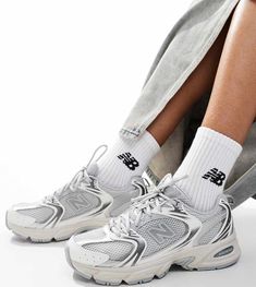 Schoenen van New Balance Exclusief bij Asos Model met laag profiel Met treklusje aan achterkant om makkelijk aan te trekken Sluit met veters Gewatteerde tong en kraag Kenmerkend New Balance-logo ABZORB-tussenzool absorbeert schokken door middel van een combinatie van demping en compressieweerstand Loopzool van slijtvast rubber Gripprofiel met textuur New Balance 530 Trainers, City Break Outfit, Balance Logo, Luxury Gifts For Her, Logo New, Trainer Heels, Gym Gear, Wide Jeans, White Trainers