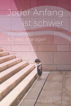 a young boy standing on top of a cement floor next to steps with the words jeder anang ist schwer