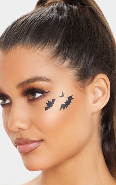 Halloween Bat Face Paint, Halloween Theme Makeup, Bat Makeup Halloween Kids, Easy Spooky Makeup, Batwoman Halloween, Bat Face Paint, Batgirl Makeup, Batman Makeup, Bat Makeup