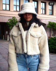 Fluffy Bucket Hat Outfit, Bucket Hat Outfits, Preppy Hat, Nyc Winter Outfits, Bucket Hat Outfit, Winter Coat Outfits, Hat Outfit, Cropped Coat