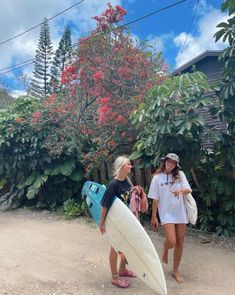 Girl Surfing Aesthetic, Surfer Girl Aesthetic, Coastal Girl, Surfer Vibes, Aesthetic California, Girl Surfing, Surfing Aesthetic, Girl Surfer