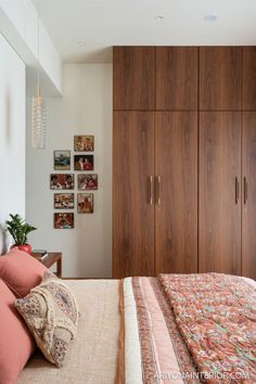 Bedroom Wooden Furniture Design, Closet In Bedroom Ideas, Cupboard Colour Ideas, Bedroom Inspirations Indian, Wardrobe Interior Design Bedroom, Small Bedroom Designs Indian, Indian Bedroom Ideas, Bedroom Ideas Indian