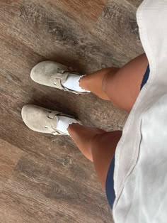 Socks And Birks, Clog Outfit, Boston Outfits, Birkenstock Clog, Birkenstock Outfit, Clogs Outfit, Ruffled Socks, Skandinavian Fashion, Sock Outfits