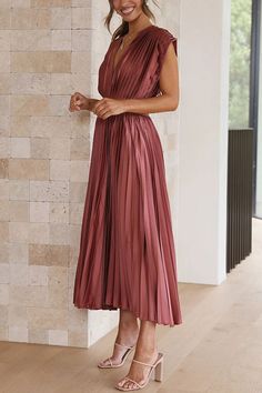 Informal Mother Of The Bride Dresses, Wedding Guest Dress Ideas, Nude Outfit, Pleated Fashion, V Neck Design, Mode Shoes, Look Formal, Tie Maxi Dress, Nude Dress