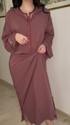 MAISON N on Instagram: "✨JELLABA 2 PIECES EN CREPE DE SOIE TRAVAILLÉE AVEC SFIFA ET PERLAGE✨ ✨Livraison Partout Au Maroc 🚚 ✨" Eid Outfits Ideas, Moroccan Outfit, Latest Abaya, Morrocan Fashion, Moroccan Kaftan Dress, Abaya Fashion Dubai, Stylish Outfits Casual, Moroccan Clothing, Classy Gowns