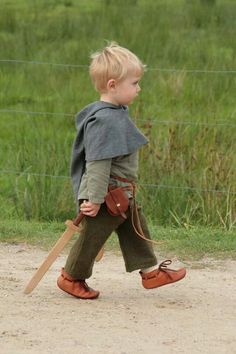 Need to get a bag of leather scraps so I can make tiny shoes for Cyrus... Viking Humor, Viking Garb, Viking Reenactment, Viking Dress, Viking Life, Viking Costume, Viking Clothing, Tablet Weaving, Norse Vikings