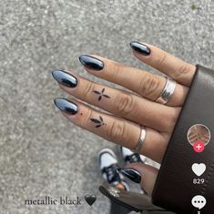 Black Nails With White Chrome, Cool Nail Inspo Spring, Black Chrome Acrylic Nails, Short Black Chrome Nails, Black Chrome Nails Almond, Black Nails Chrome, Nails Black Chrome, Black Nails With Chrome, Chrome Black Nails