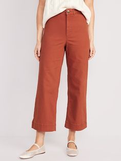 Saw this on Old Navy: Chinos Women Outfit, Teacher Appropriate Outfits, Cropped Pants Outfit, Fresh Crop, Clothes Modest, Color Wars, 90s Mom, Librarian Chic, Cropped Chinos