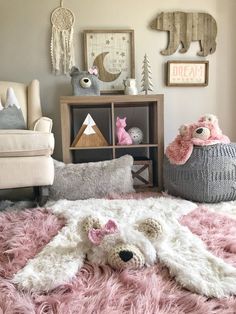 DESCRIPTION DE L’ARTICLE :  • Petit ours polaire en Minky tapis couverture • Ce tapis est extrêmement doux et est doublé de flanelle grise. Tapis fausse fourrure •les avec crochet le museau et les oreilles  ______________________________________________________  TAILLE : •Ce petite taille Bear Blanket, Bear Rug, Baby Girl Nursery, Woodland Nursery Decor, Nursery Inspiration