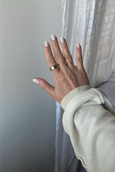 Ring Accessories Style, Gold Oura Ring Aesthetic, Oura Ring Stacking Ideas, Oura Ring Women Styling, Gold Oura Ring Gold, Ours Ring Styling, Styling Oura Ring, Oura Ring Styling Silver, Oura Ring Aesthetic