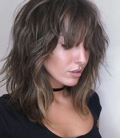 Medium Choppy Shag with Bangs Corte Shaggy, Modern Shag Haircut, Medium Shag Haircuts, Shaggy Haircuts, Shag Haircuts, Shag Hairstyles, Shag Haircut, Haircuts With Bangs, Medium Hair Cuts