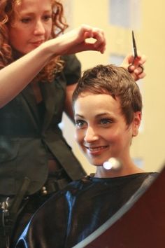 Very Short Haircuts For Women, Hairstyles For Oval Faces, Stacked Haircuts, Pixie Bob Haircut, Makeup Outfit, Bad Haircut, Curly Short, Very Short Haircuts, Face Shape Hairstyles