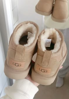 Ugg ultra mini sand Uggs Mini Boots, Ugg Sand, Uggs Ultra Mini, Mini Uggs Outfit, Designer Sneakers Women, Ugg Mini Boots, Mini Uggs