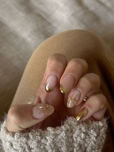 Gel Manicure Elegant, Almond Nail Designs Classy, Subtle Gold Nail Design, Gold Nails Gel Short, Nails 2024 Short Almond, Gold Nail Designs Square, Short Nails Gold Design, Subtle New Years Nails, Nails With Gold Stickers